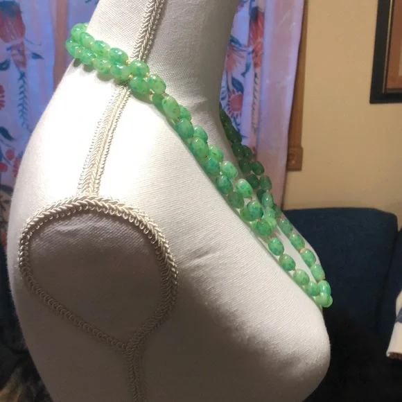 Elegant Green Beaded Necklace - Picture 2 of 4